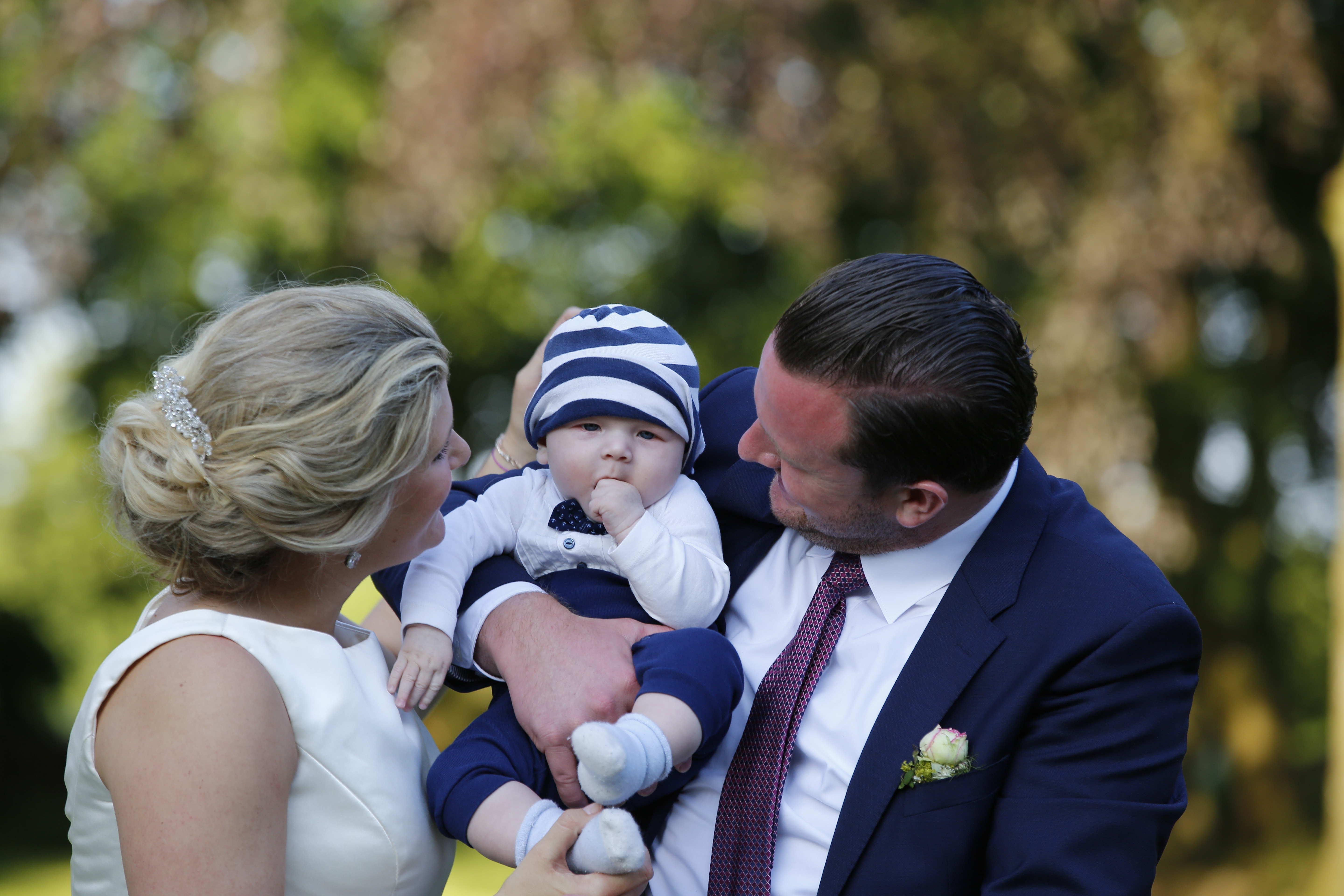 Eltern mit Baby bei der Tauffeier